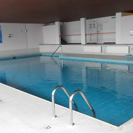 Mit Schwimmbad Und Alpenblick דירה